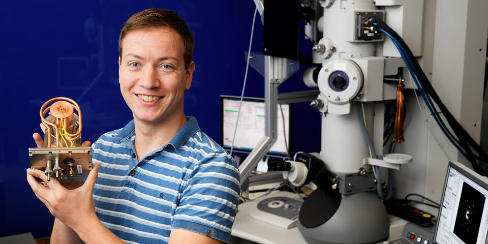 Wouter Verhoeven voor een elektronenmicroscoop met zijn bundelknippende resonator. Foto | Bart van Overbeeke