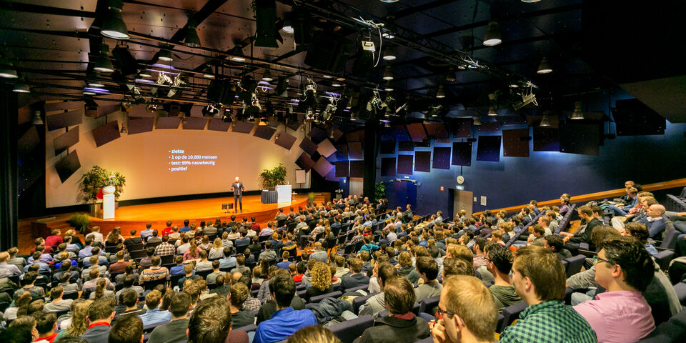 Arjen Lubach geeft een voordracht in het Auditorium. Foto | Willeke Machiels