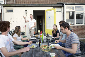 Aanschuiven bij Huize KB. Foto | Bart van Overbeeke