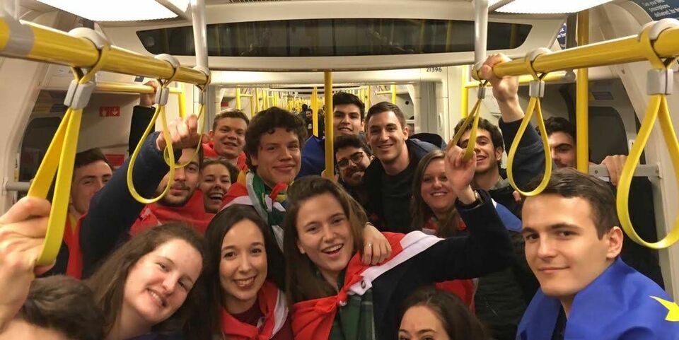 Onderweg in de metro om uit te gaan met ‘Erasmusgenoten’. Lisa op de tweede rij, derde van rechts. Foto | Privé-archief Lisa