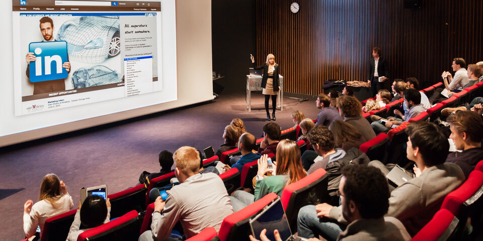 Rebecca Bouhuijs vertelt over LinkedIn. Foto | Bart van Eijden