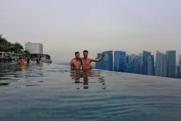 De Infinitypool van het Marina Bay Sands, met links Timo, rechts Daan.