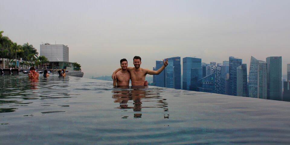 De Infinitypool van het Marina Bay Sands, met links Timo, rechts Daan.