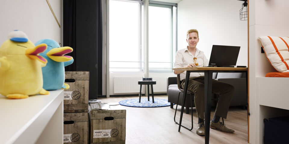 Wouter Duivesteijn in zijn appartement in Luna. Foto | Bart van Overbeeke