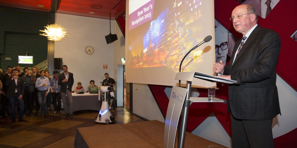 Jan Mengelers spreekt de zaal toe.  Foto | Vincent van den Hoogen