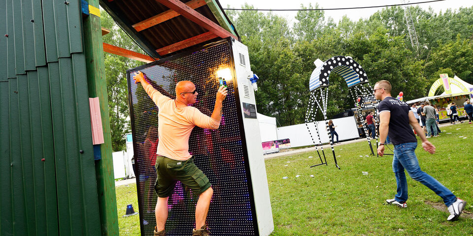 Festivalgangers maken kennis met de interactieve led-muur Devoyd. Foto | Bart van Overbeeke