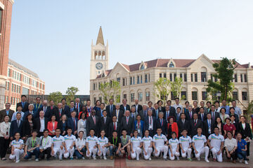 Groepsfoto van de voorzitters op de nieuwe internationale campus in Haining.