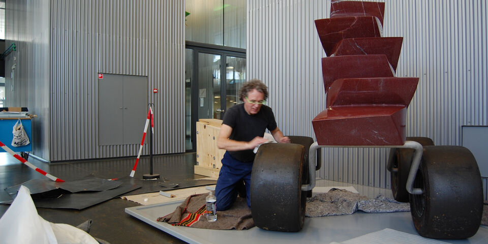 Jos Reniers in MetaForum bezig met de installatie van Jongensdromen