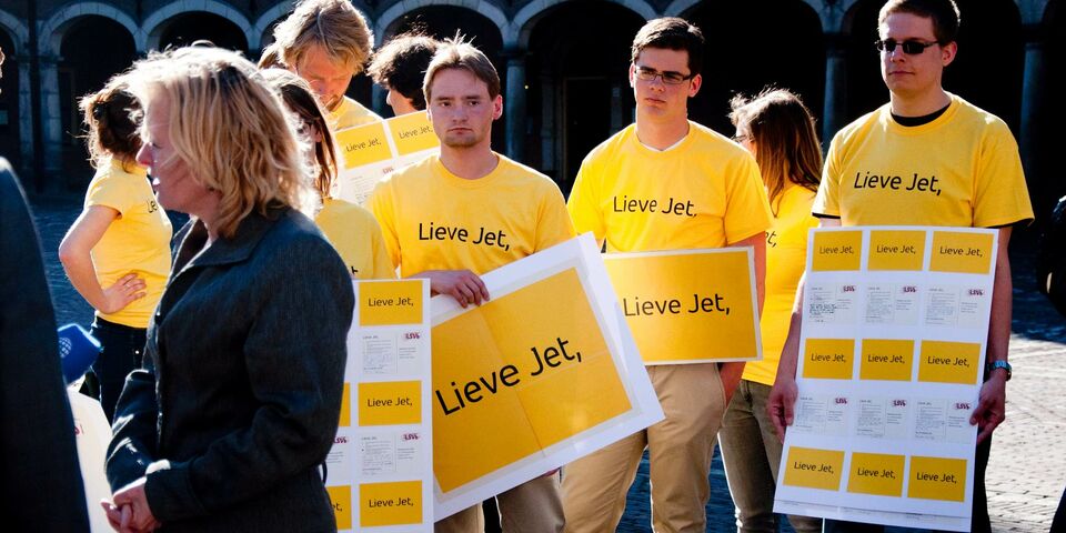 Studenten protesteren tegen het leenstelsel met op de voorgrond minister van Onderwijs Jet Bussemaker.