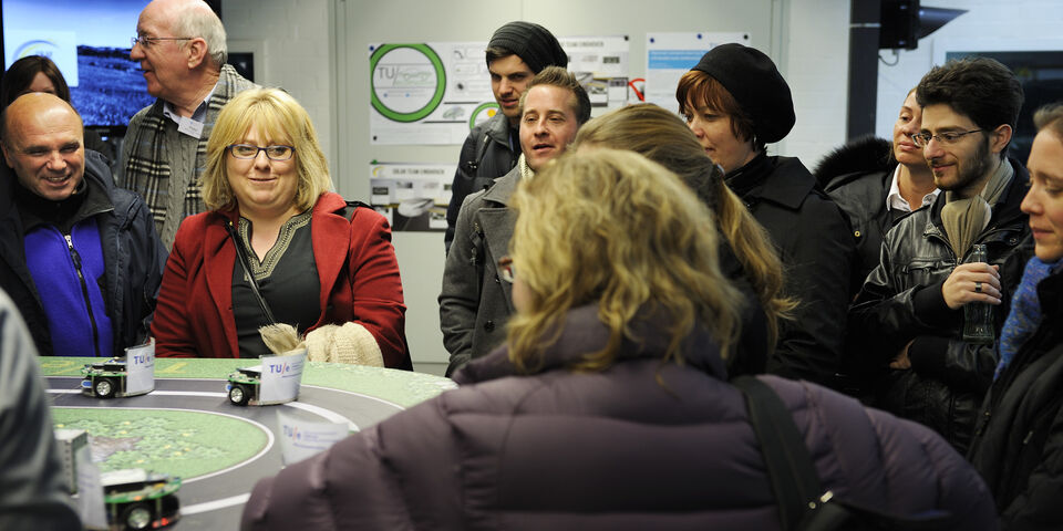 De buitenlandse schooldecanen in het Automotive Lab l Foto: Bart van Overbeeke