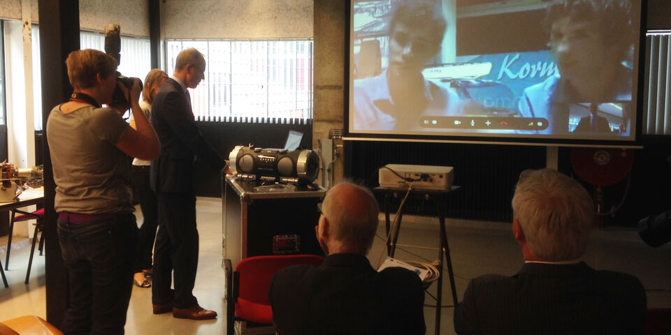 Minister Kamp praat via Skype bij met studenten van Solar Team Eindhoven.