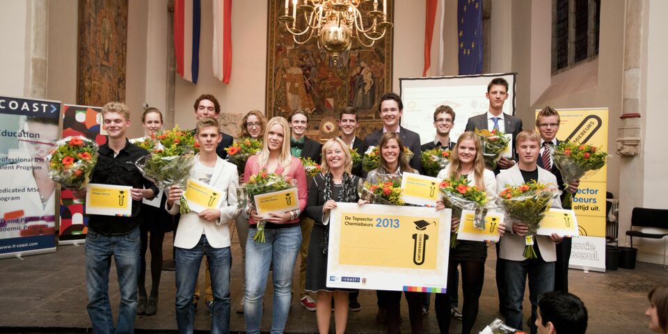 De winnende WO-studenten met minister Jet Bussemaker (midden voor).