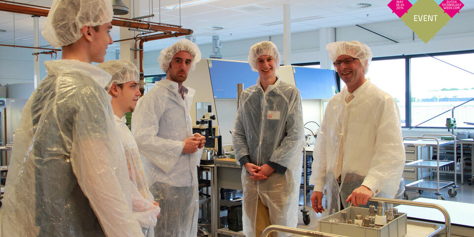 Leermeester-Gezeldag bij PANalytical. General manager Maarten van Andel geeft uitleg in de cleanroom. Foto | Brainport Development