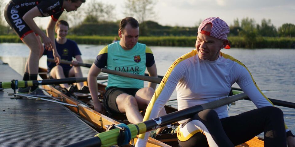 Werktuigbouwers roeien honderd kilometer voor KWF