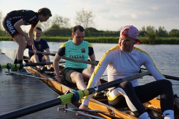 Werktuigbouwers roeien honderd kilometer voor KWF