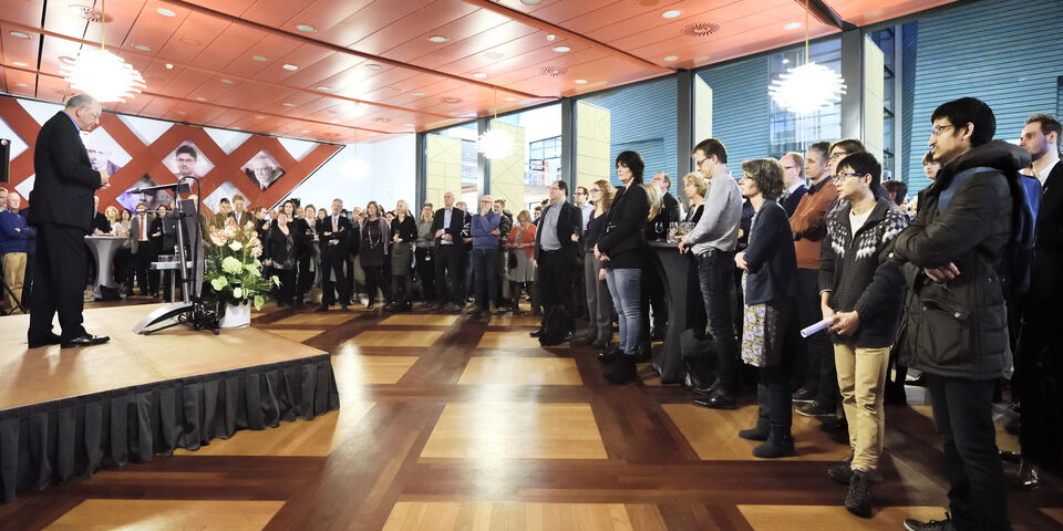 Jan Mengelers spreekt zijn gehoor toe. Foto | Bart van Overbeeke