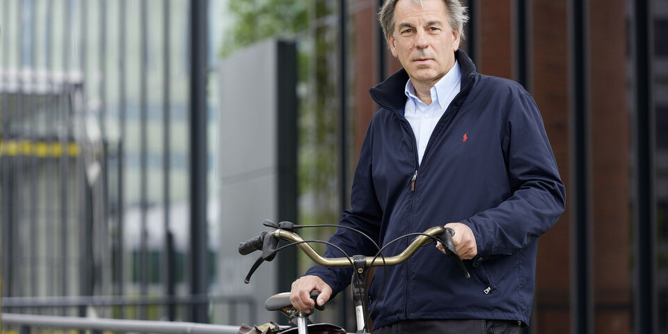 Bert Meijer voor Ceres, het pand van ICMS. Foto | Bart van Overbeeke