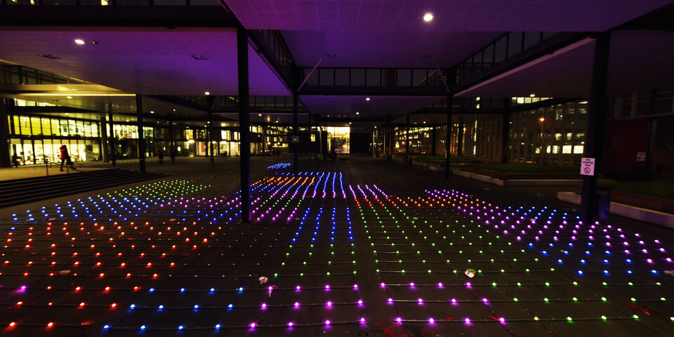 Voor één dag was de vloer van de markthal veranderd in een lichttapijt. Foto | Bart van Overbeeke