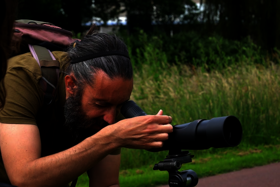 Ecologist Nuno Curado nam studenten en medewerkers tijdens de Green Week mee op een biodiversity tour op de campus.