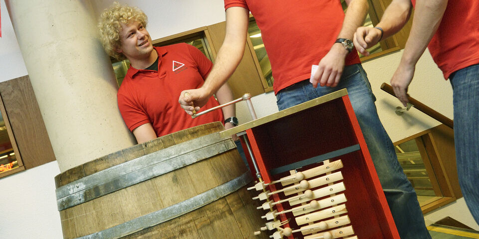 Roel Brooimans 'bespeelt' de bierton. Foto | Bart van Overbeeke