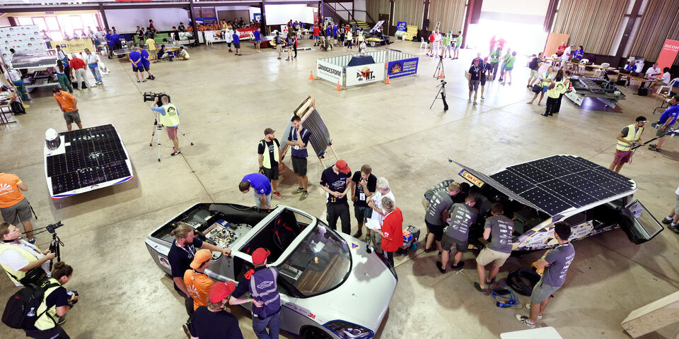 Technische keuring World Solar Challenge. Foto | Bart van Overbeeke