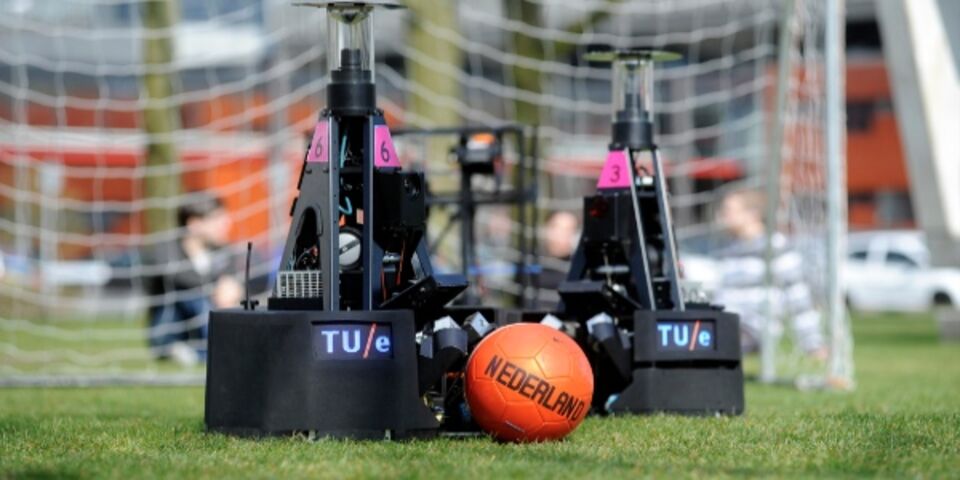 De TURTLEs werden in 2012 wereldkampioen robotvoetbal.