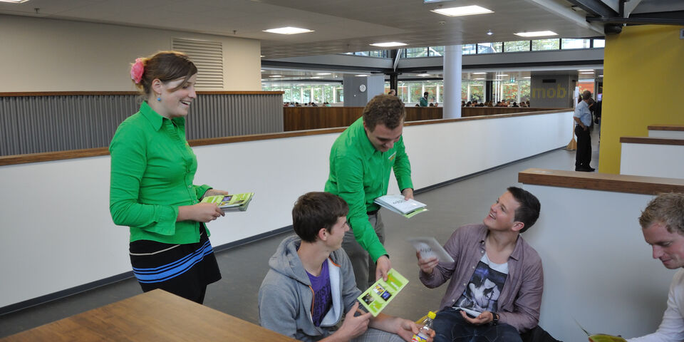 ESR-leden delen hun StudentenHandboek uit in MetaForum.