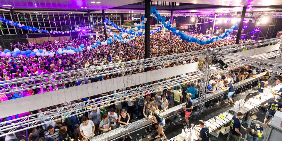 Feest tijdens het Hajraa Buitentoernooi. Foto | Bart van Eijden