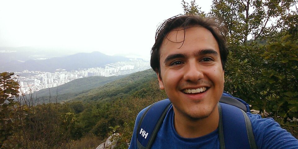 Thijmen in Busan tijdens het hiken van de berg Geumjeong-san.