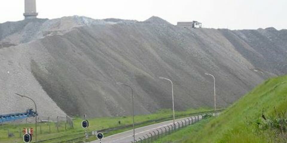 Een berg staalslak bij een staalfabriek