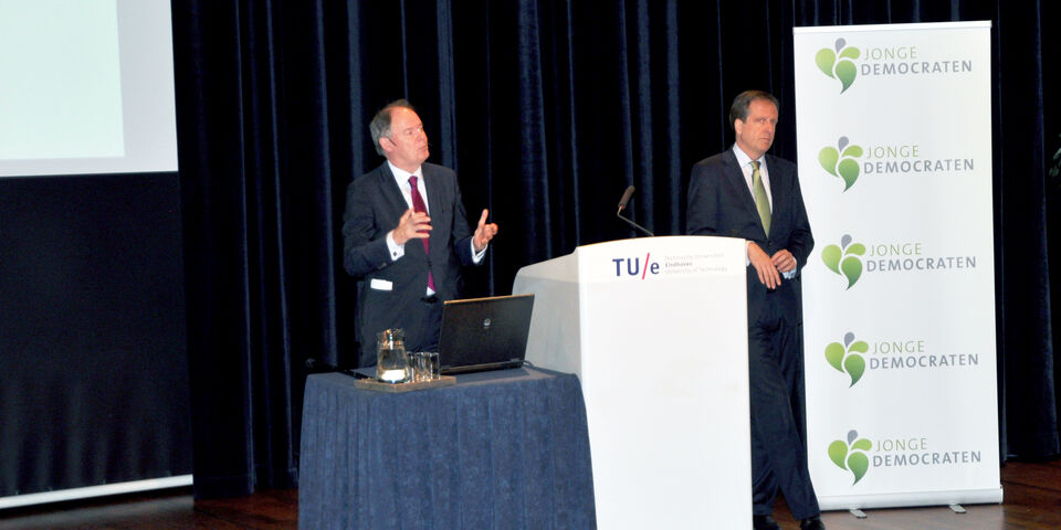 Paul van Meenen en Alexander Pechtold tijdens hun gastcollege in het Auditorium.