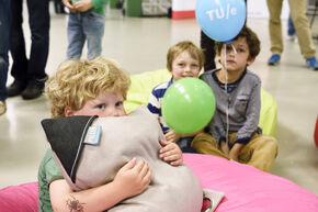 Knuffelen met gamecontroller Pillo. Foto | Bart van Overbeeke