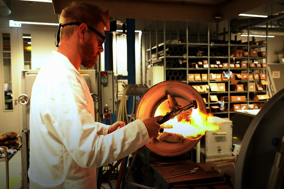 Met open vuur werken, verhitten, samensmelten: Bart Lommelen laat zien wat het werk van een in-house glasblazer van de TU/e inhoudt.