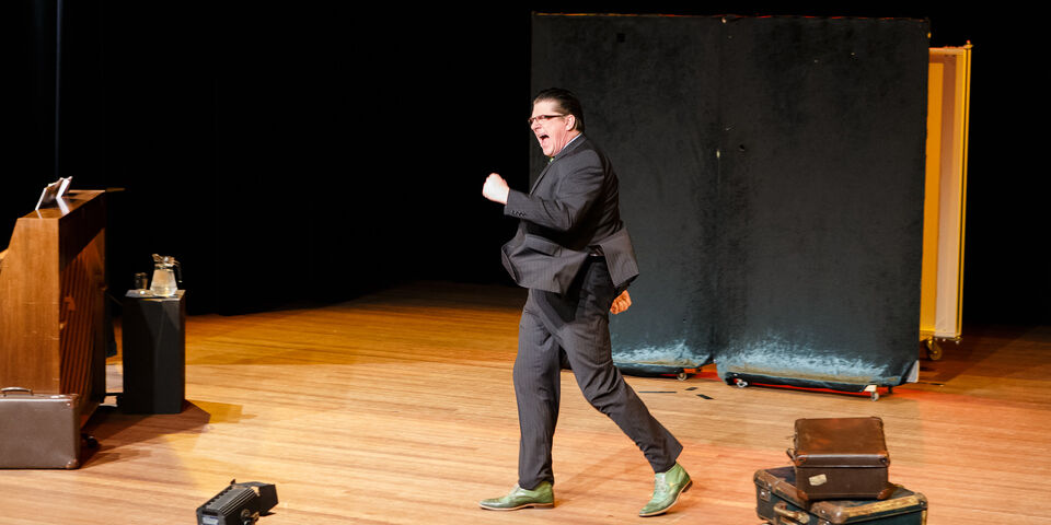 Joep Lochtenberg tijdens zijn cabaretvoorstelling. Foto | Glenn van Kamperdijk