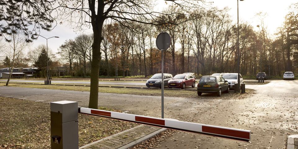 Parkeerterrein aan de Celebeslaan. Foto | Bart van Overbeeke