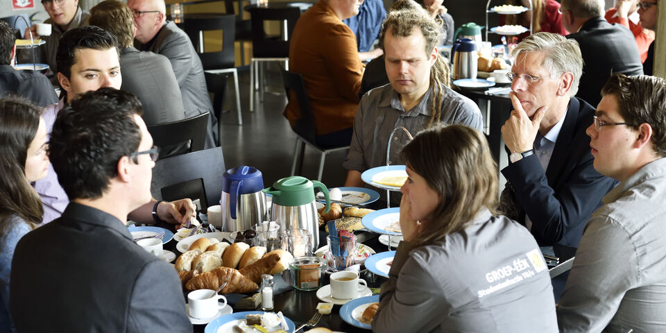 Frank Baaijens luistert naar studenten. Foto | Bart van Overbeeke