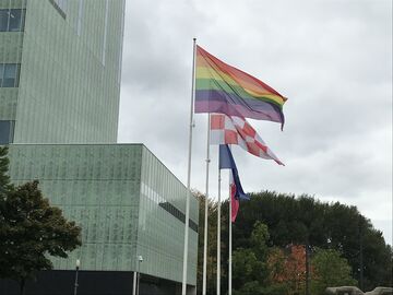 De regenboogvlag wapperde vandaag op de campus ter ere van de Coming Out Day.