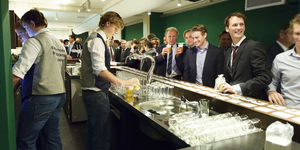 Tappen bij de opening van het ESC pand in de Ten Hagestraat. Archieffoto | Bart van Overbeeke