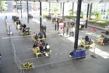 Picknicken in de markthal van MetaForum op je toekomstige werkplek. Foto | Bart van Overbeeke