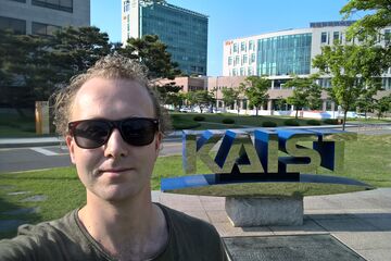 Bart op de campus van KAIST.