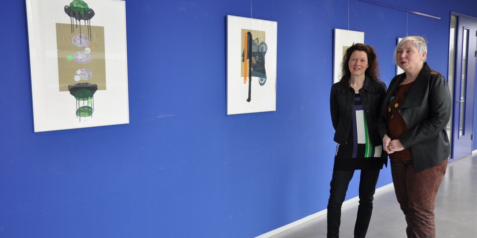 Leonie van Santvoort (links) en Rianne Schaaf in Flux bij een deel van de tentoonstelling.