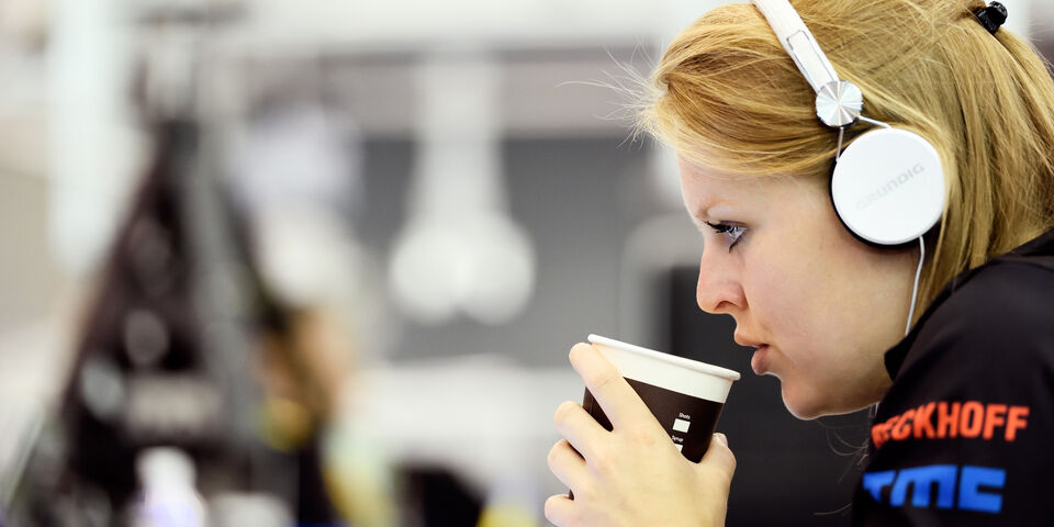 Lotte de Koning aan het werk tijdens de RoboCup. Foto | Bart van Overbeeke