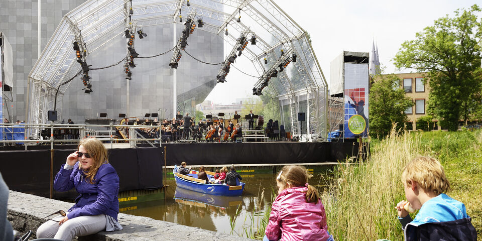 Muziek op de Dommel op de voorgaande locatie. Archieffoto | Bart van Overbeeke