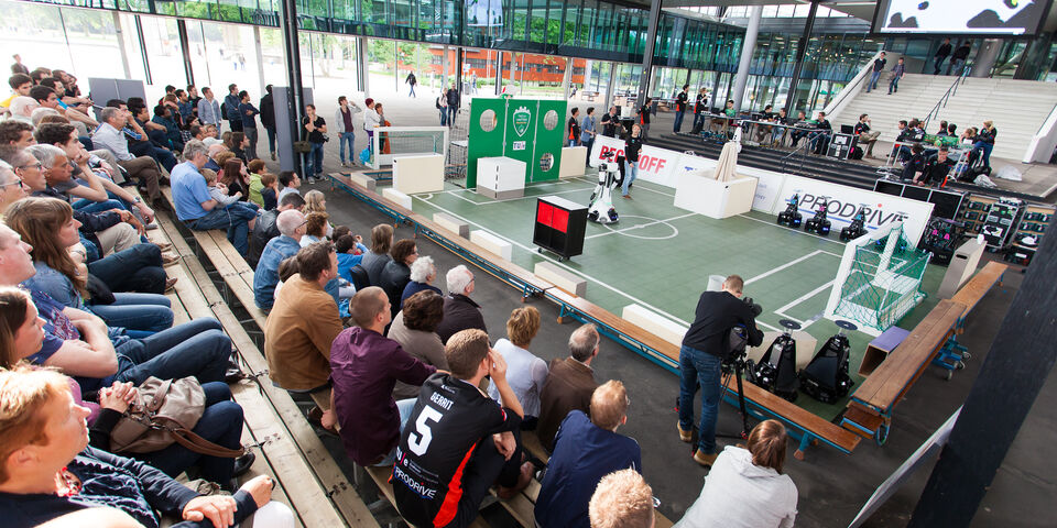 Een goedgevulde markthal tijdens de Tech United Fanavond. Foto | Bart van Eijden