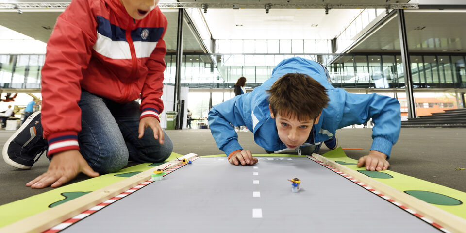 Zelfgebouwd robotje van een tandenborstel. Foto | Bart van Overbeeke