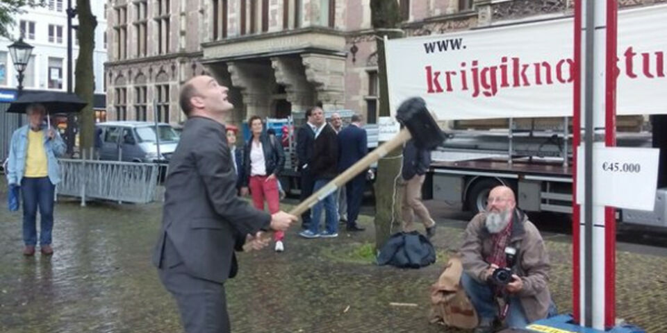 SP’er Jasper van Dijk slaat op de kop van Jet. Foto | LSVb