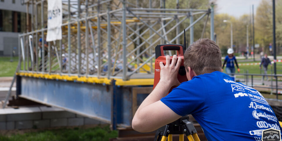 Voorbereidingen voor de bierkrattenbrug.