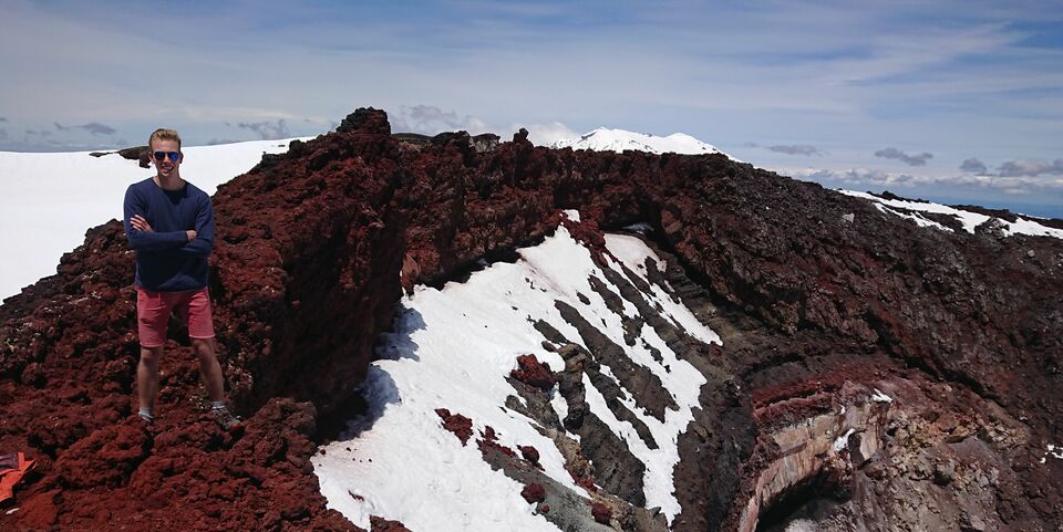 Mart Baelemans op de rand van de krater van Mt Ngauruhoe (Tongariro national park, Nieuw- Zeeland). Foto | Privé-archief Mart Baelemans. 