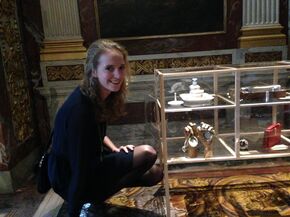 Maijke Receveur op de tentoonstelling 'Royal Showpieces'.